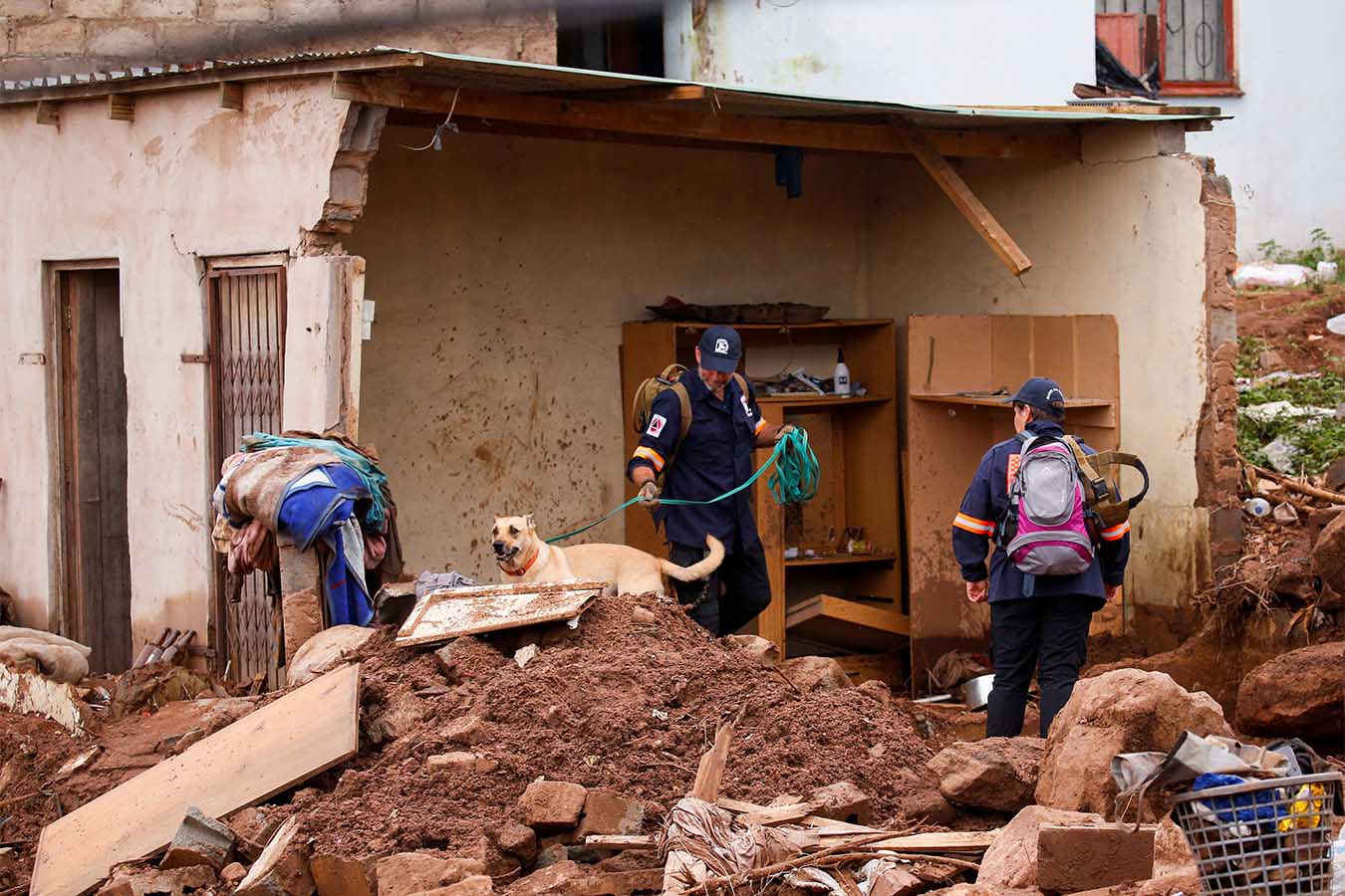 צוותי חילוץ באזור האסון. התושבים מפחדים מהגשם הבא (צילום: REUTERS/Rogan Ward)