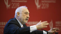 הכלכלן ג'וזף שטיגליץ (צילום: Thomas Peter/Pool Photo via AP, File)