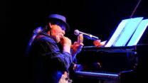 הזמר שלמה גרוניך בהופעה (צילום: גרשון אליסון, פלאש 90)