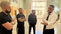 עו"ד ויסאם יאסין  ושניים מהתובעים במשפט (צילום: מרכז מוסאוא)