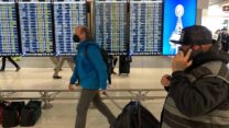 נוסעים עוטים מסכות בנמל התעופה בסיאטל (צילום: טד ס. וורן\סוכנות הידיעות AP)