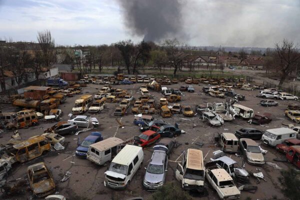 עשן מיתמר לאחר הפצצה באזור מפעל אזובסטל במריופול (צילום: אלכסיי אלכסנדרוב\AP)