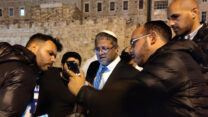ח"כ איתמר בן גביר ב"לשכתו" בכיכר צה"ל (צילום: אור גואטה)