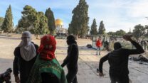 מפגינים זורקים אבנים לעבר כוחות הביטחון הישראליים במתחם מסגד אל-אקצא בעיר העתיקה בירושלים (צילום:  ג'מאל עוואד/פלאש 90)