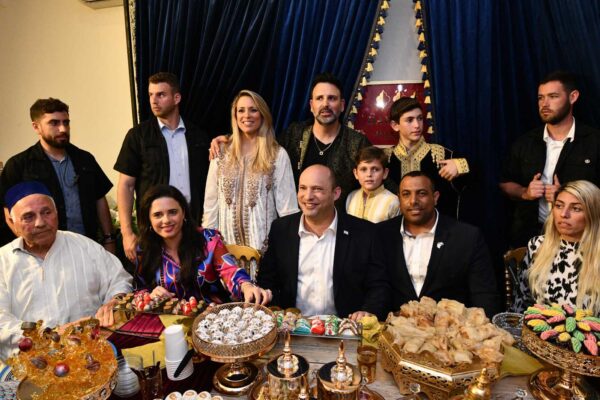 ראש הממשלה, נפתלי בנט, בחגיגות המימונה אצל משפחת אזולאי במושב שילת (צילום: חיים צח/ לע"מ)
