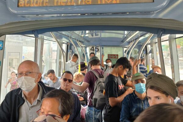 אוטובוס ביום שלאחר ביטול חובת עטיית המסכות בישראל. חלק מהאנשים בוחרים להמשיך ולהשתמש במסכה (צילום: אור גואטה)