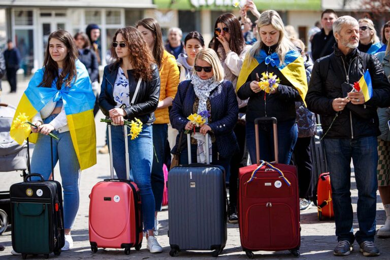 אוז'הורוד, אוקראינה: עם מזוודות בארצן, נשים אוקראיניות נושאות את חפציהן כחלק ממפגן מחאה נגד הפלישה הרוסית למדינה, 19 באפריל 2022 (צילום: REUTERS/Serhii Hudak)