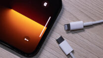 מטען USB Type-C סטנדרטי לצד מטען Lightning של אפל (צילום: shutterstock)