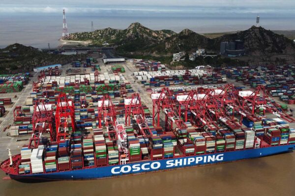 אוניית מסחר בנמל יאנגשאן בביג'ינג, אתמול (צילום: רויטרס)