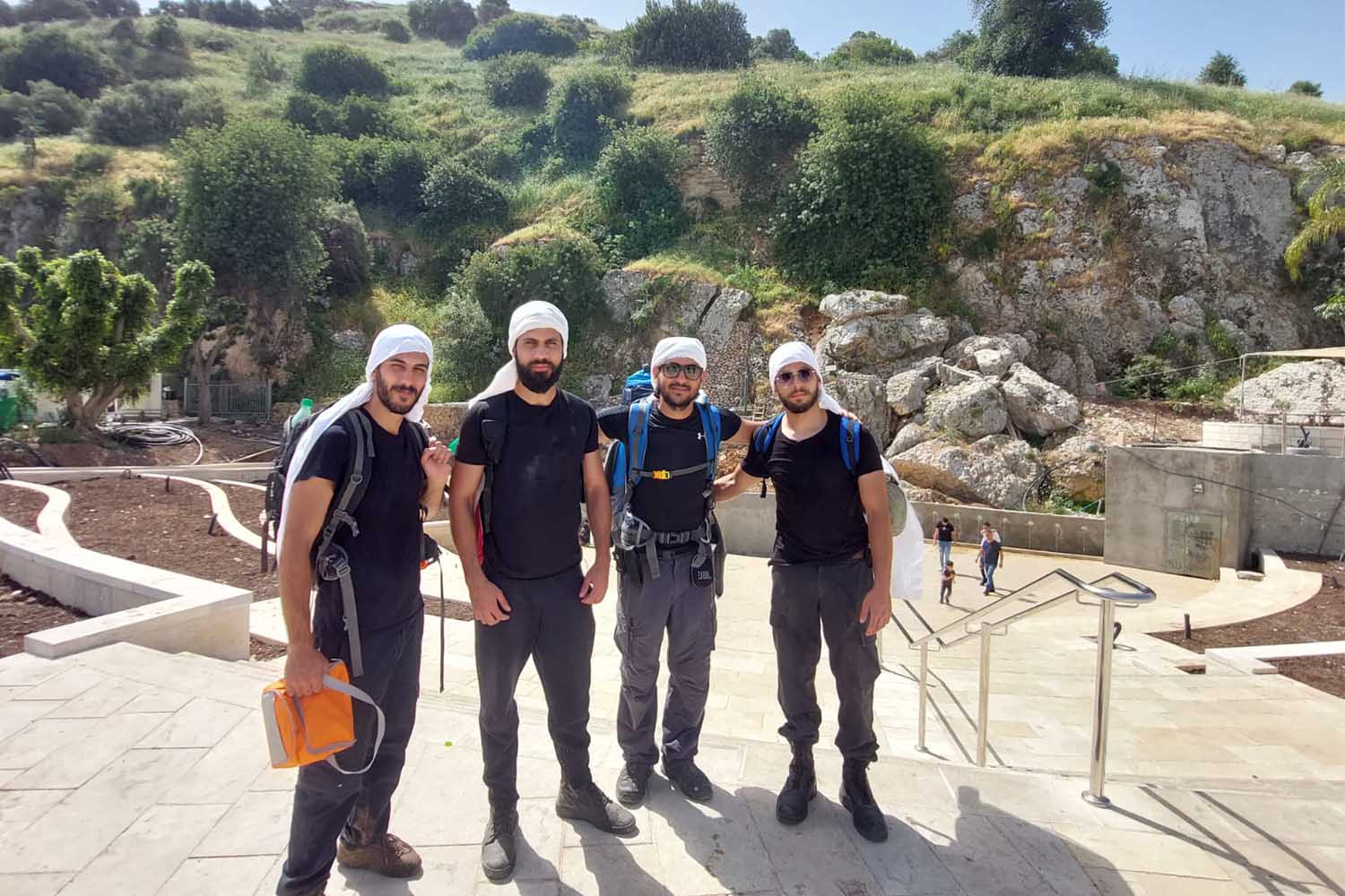 الشباب الأربعة الذين قاموا بزيارة مقام النبي شعيب (تصوير: مور هوفرط)