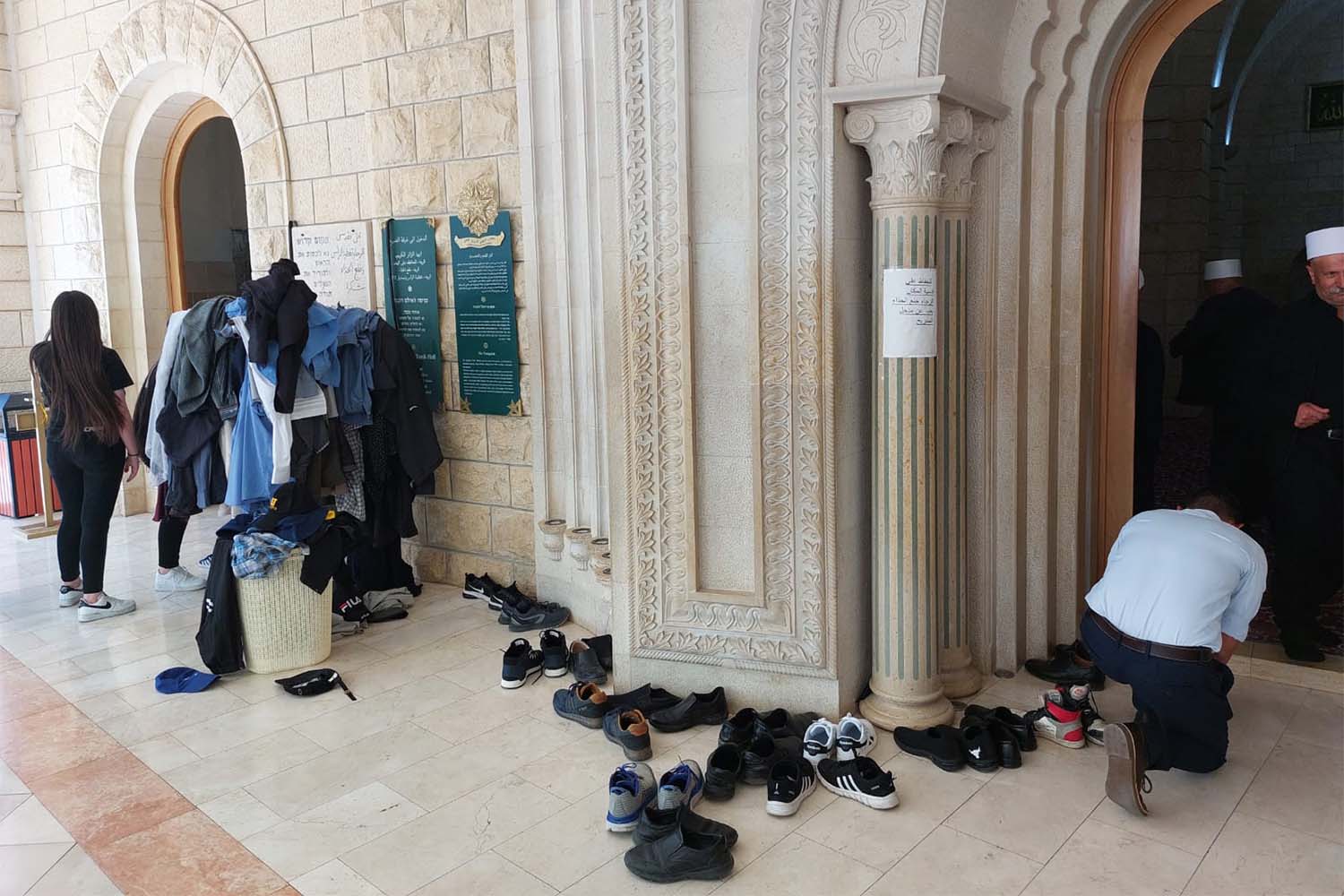 يخلعون الأحذية قبل الدخول إلى ضريح النبي شعيب (تصوير: مور هوفرط)