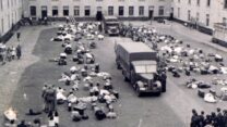 עצירים בחצר מחנה דוסן (מכלן) בקיץ 1942. מכאן יצא ב-1943 הטרנספורט ה-20. פלדמן: "אם תשאל מה יודעים  טרנספורט ה-20, מסופקני אם מישהו יידע" (צילום: ויקיפדיה, JMDV - Fonds Kummer)