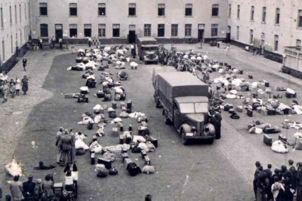 עצירים בחצר מחנה דוסן (מכלן) בקיץ 1942. מכאן יצא ב-1943 הטרנספורט ה-20. פלדמן: "אם תשאל מה יודעים  טרנספורט ה-20, מסופקני אם מישהו יידע" (צילום: ויקיפדיה, JMDV - Fonds Kummer)
