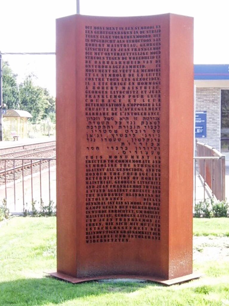 האנדרטה לזכר הפעולה לשחרור נוסעי טרנספורט 20, בתחנת הרכבת בעיר בורטמברק (צילום: ויקיפדיה)