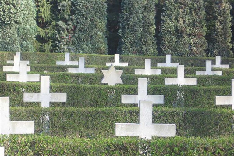 החלקה הצבאית בבית הקברות שבו נקברו לוחמי המחתרות בבלגיה. הצלב על קברו של מוריס רוזנצוויג הוחלף על ידי המשפחה במגן דוד (צילום: אלבום פרטי)