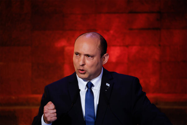 ראש הממשלה נפטלי בנט נואם ביד ושם (צילום: אוליבייה פיטוסי / פלאש90)