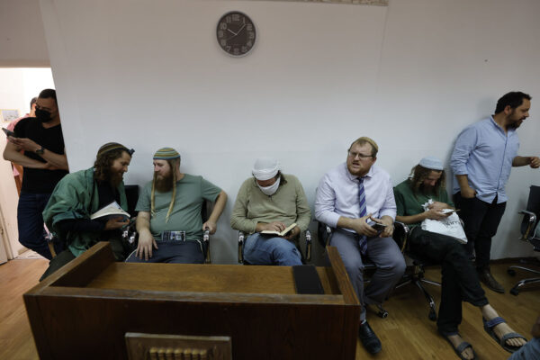 מששתפי "חתונת השנאה" בבית משפט השלום בירושלים (צילום: אוליבייה פיטוסי/פלאש90)
