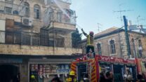 כבאים באתר השריפה בירושלים (צילום: ליב אייברמס / פלאש90)