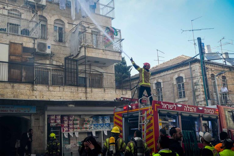 כבאים באתר השריפה בירושלים (צילום: ליב אייברמס / פלאש90)