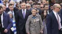 נשיא פולין אנדז'יי דודה, משמאל ממרכז, וניצול אושוויץ מארה"ב אדוארד מוסברג, מימין במרכז, משתתפים במצעד השנתי של מצעד החיים (צילום: AP Photo/Czarek Sokolowski)