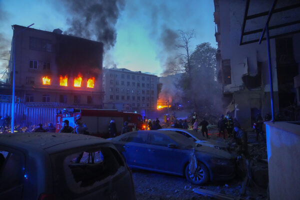 בנין שנפגע מההפצצה בקייב (צילום: AP Photo/Efrem Lukatsky)