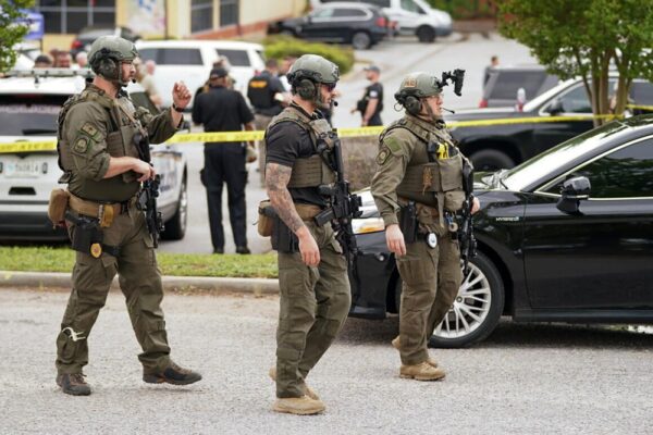 שוטרים ליד זירת הירי (צילום: AP Photo/Sean Rayford)