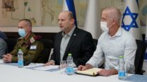 ראש הממשלה נפתלי בנט (במרכז) וראש השב"כ רונן בר (מימין) בדיון במטה השב"כ בתל אביב (צילום: תקשורת שב"כ)