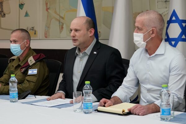 ראש הממשלה נפתלי בנט (במרכז) וראש השב"כ רונן בר (מימין) בדיון במטה השב"כ בתל אביב (צילום: תקשורת שב"כ)