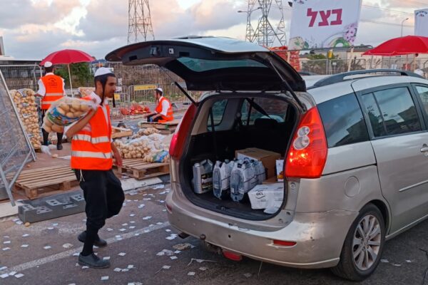 חלוקת מוצרי מזון למשפחות נזקקות בעיר אלעד (צילום: ללא קרדיט)