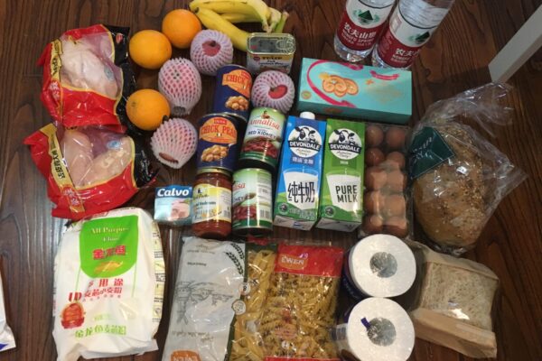 חלב, פסטה, עוף, תפוזים ונייר טואלט: מארז מזון וסיוע לסגר בשנחאי מממשלת סין (צילום: אריאל חובב)