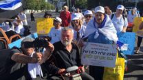 ח"כ אילן גילאון בהפגנת הנכים בתל אביב (צילום ארכיון: דובר אילן גילאון)