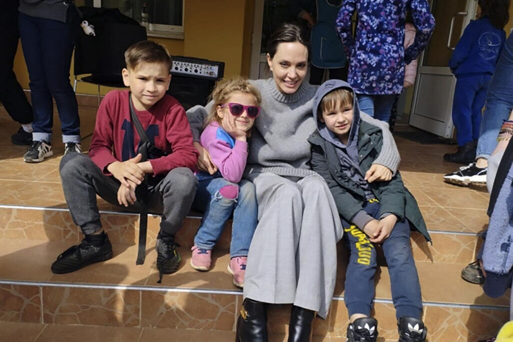 השחקנית אנג׳לינה ג׳ולי במהלך ביקור בפנימייה בעיר לביב שבאוקראינה (צילום: Maksym Kozutsky/Lviv City Hall via AP)