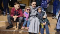 השחקנית אנג׳לינה ג׳ולי במהלך ביקור בפנימייה בעיר לביב שבאוקראינה (צילום: Maksym Kozutsky/Lviv City Hall via AP)