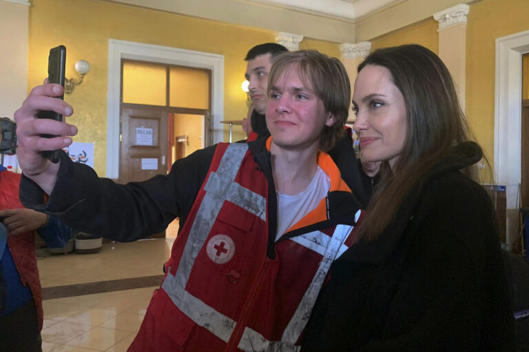 השחקנית אנג׳לינה ג׳ולי במהלך ביקור בבית חולים לפצועי מלחמה בעיר לביב שבאוקראינה (צילום: Maksym Kozutsky/Lviv City Hall via AP)