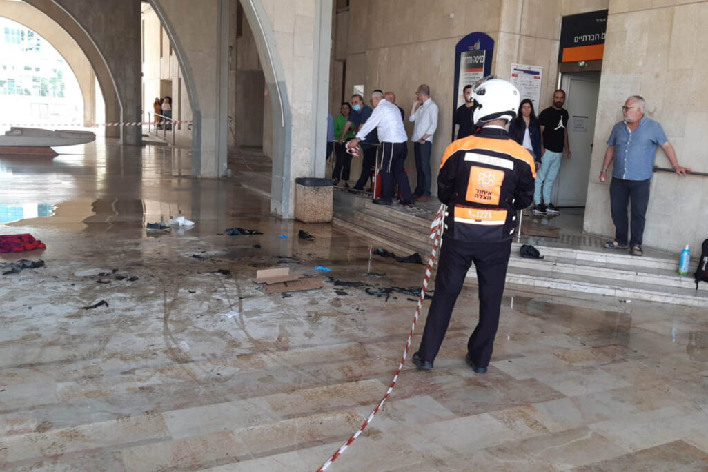 הזירה בה נפצע קשה בן 60 שככל הנראה הצית עצמו בכניסה לעיריית אשדוד (צילום: איחוד הצלה)