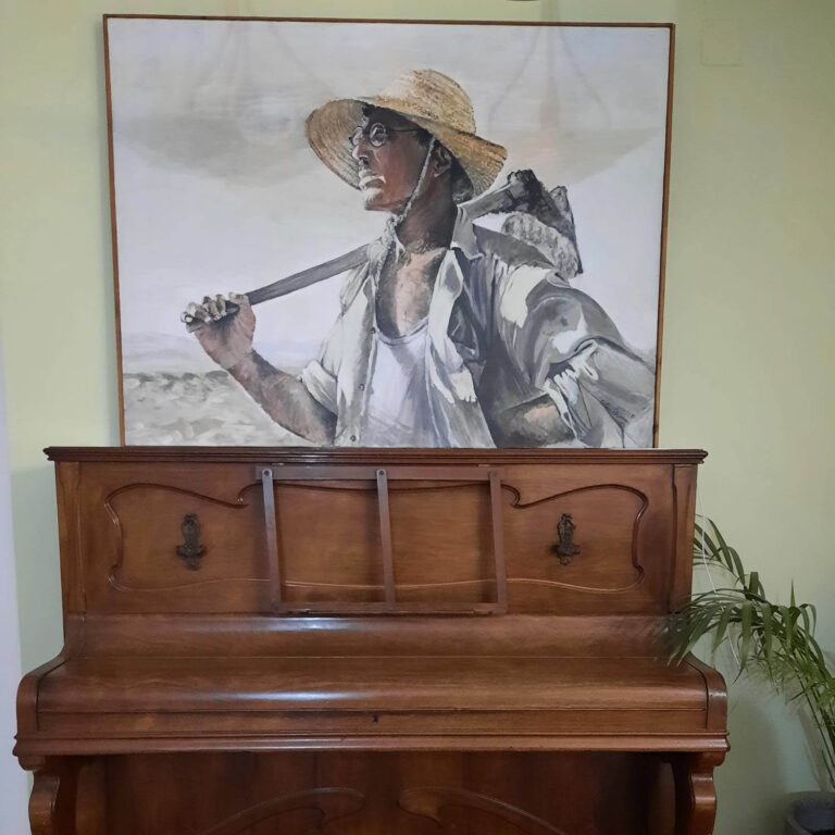 דמותו של שמואל ארד בציור של איתן ארנון. &quot;הפסנתר שליווה אותי כל הילדות, נמצא אצלי&quot; (צילום: אלבום פרטי)   