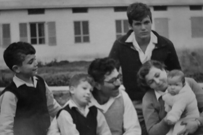 משפחת ארד, 1956. חיה (מימין) מחזיקה את עידית, אמציה (עומד), שמואל מחזיק את בעז, ושלמה (צילום: אלבום פרטי)