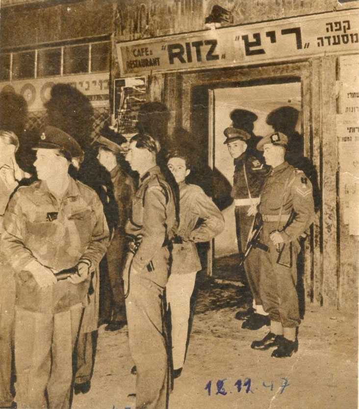 חיילים בריטים בכניסה לבית הקפה &quot;ריץ&quot; ביום ההתקפה. ארבע פצצות נזרקו לתוכו (צילום: באדיבות מכון ז'בוטינסקי בישראל)