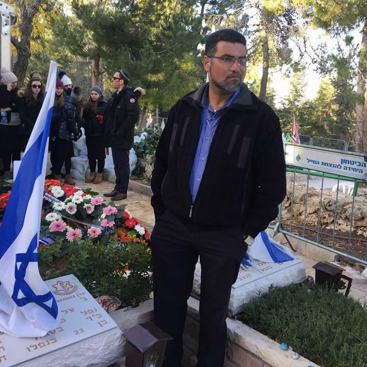 نائل زعبي في المقبرة في يوم الذكرى (الصورة: ألبوم خاص)
