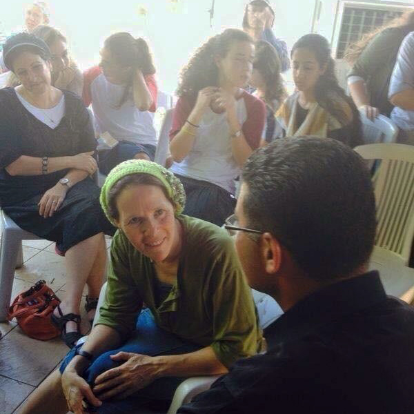 نائل زعبي مع راحيلي فرانكل، والدة الراحل نفتالي فرانكل (الصورة: ألبوم خاص)