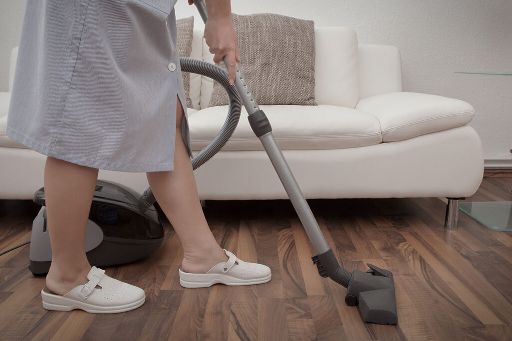 عاملة تنظيف (صورة توضيحية: Shutterstock)