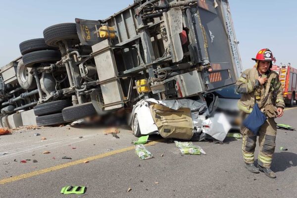 המשאית הפוכה על שניים מכלי הרכב שנפגעו בתאונה (צילום: דוברות איחוד הצלה)