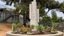 האנדרטה שבבית הספר ויצמן בהרצליה (צילום: מיכל מרנץ)