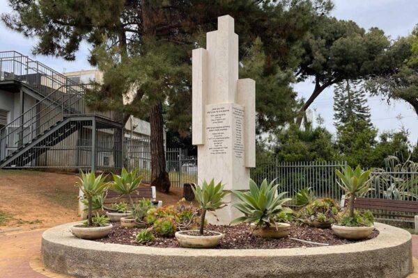 "לאנדרטה יש קיום משל עצמה": בית הספר שהקים אנדרטה לזכר הנופלים שלמדו בו
