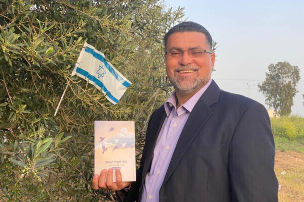 נאיל זועבי עם הספר 'ערבי בשביל ישראל'. "בוא לא נדבר על העבר אלא על איך נהיה מחויבים לחיות ביחד" (צילום: ענבל בן סבו)