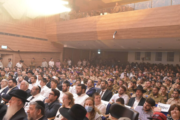 הקהל בטקס יום הזיכרון לחללים החרדים בירושלים (צילום: אור גוואטה)