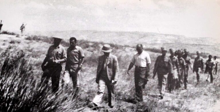 חיים שטורמן וחבריו עם ליווי נוטרים ממעוז, 1938. התמונה צולמה שעות ספורות לפני הירצחו (צילום: אלבום פרטי)