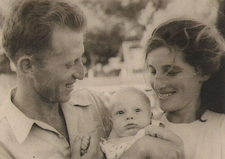 תמה שטורמן-ברין ושלמה ברין עם בנם אמיר. הכירו בפלמ&quot;ח (צילום: אלבום פרטי)