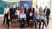 יו"ר מרכז ההסברה מושיק אביב (מימין למעלה), שר התרבות חילי טרופר (למעלה, רביעי מימין) עם מדליקי המשואות בטקס יום העצמאות ה-74. למעלה מימין: מיקה ואורי בנקי, שר התרבות חילי טרופר, יעל שרר, ריטה, יורם יאיר (ייה), עשהאל שבו; למטה, מימין: סגן הדר כהן, מוניר מאדי, אליזבטה שרסטוק, עידן קלימן, אנג'ל אלון, שמחה גתהון (צילום: הדר יואביאן עבור מרכז ההסברה המטה לאירועים וטקסים ממלכתיים)