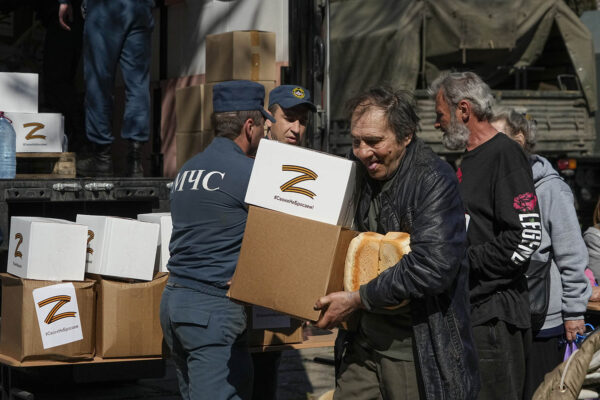 ארגזי סיוע הומניטרי של הצבא הרוסי במריופול (צילום: AP Photo)